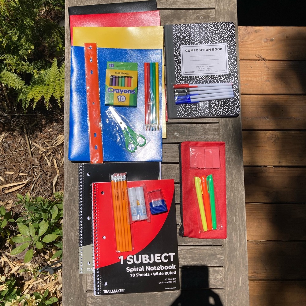 SALE 🌼 45 Piece School Supply Set with Crayons and Notebooks New - Picture 3 of 5